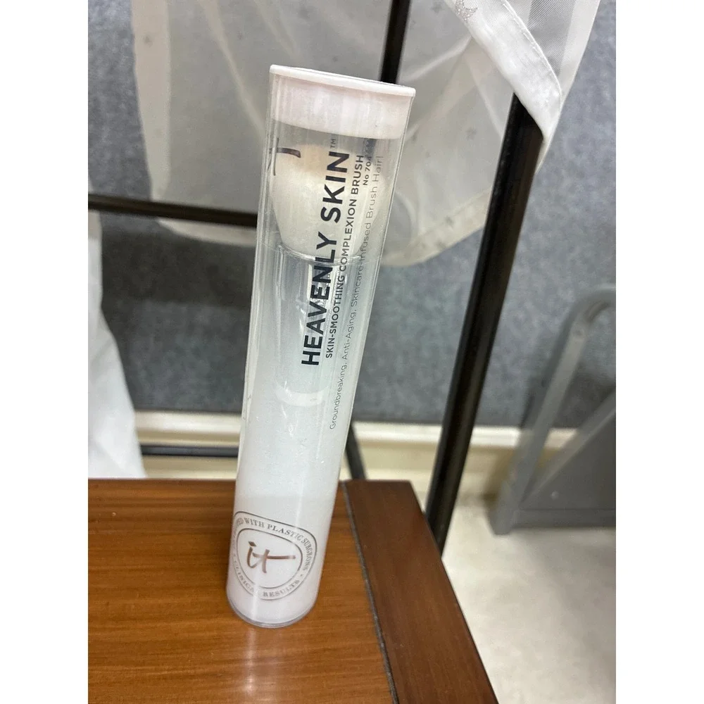 IT Cosmetics Heavenly Skin Skin-Smoothing Complexion Brush No 704 New